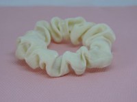 ivoor kleurige scrunchie